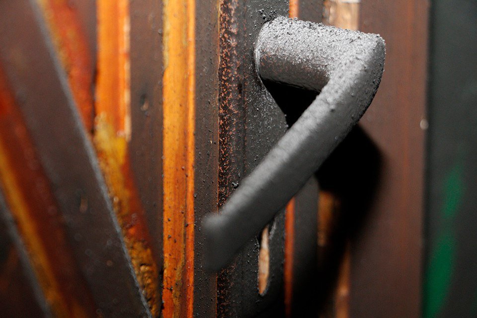 На Поля неизвестные закинули в подъезд горящую шину и чуть не спалили дом 5