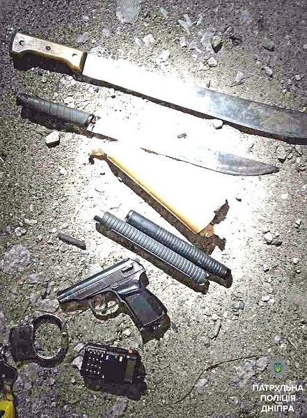Дубинки, наручники, пистолет: житель Днепра перевозил в машине целый арсенал оружия 1