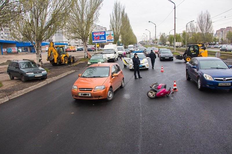 ДТП на Донецком шоссе: Chevrolet сбил бабушку на скутере 1