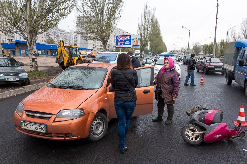 ДТП на Донецком шоссе: Chevrolet сбил бабушку на скутере 8