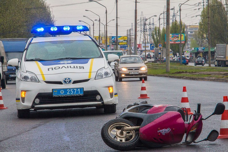 ДТП на Донецком шоссе: Chevrolet сбил бабушку на скутере 9