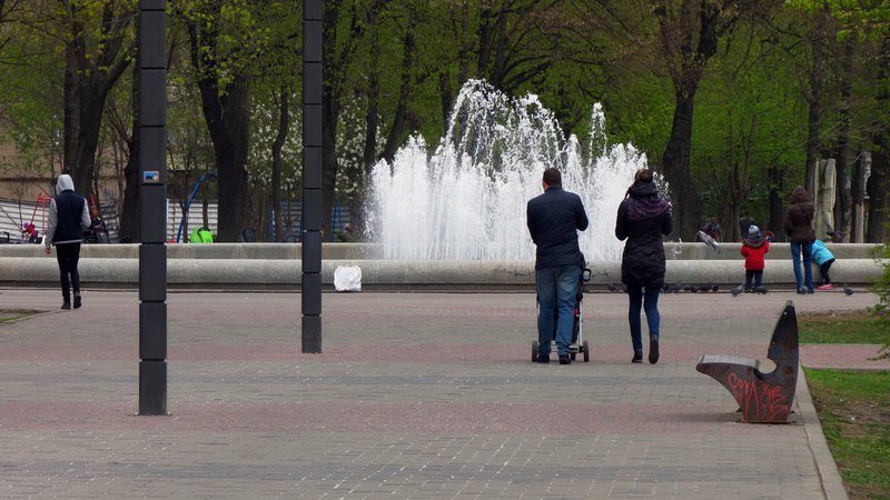 Выходной в Днепре: пустые улицы, одинокие фонтаны и цветущие магнолии 11