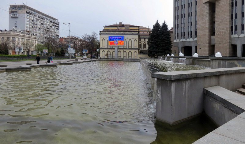 Выходной в Днепре: пустые улицы, одинокие фонтаны и цветущие магнолии 18