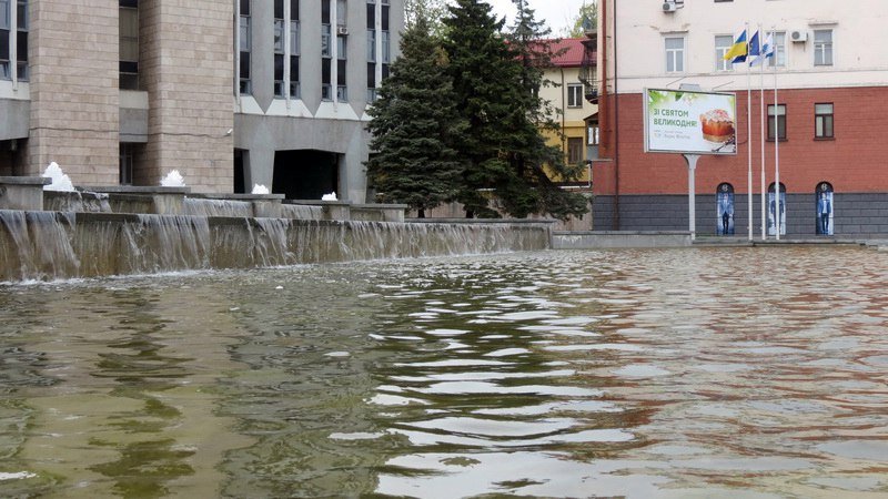 Выходной в Днепре: пустые улицы, одинокие фонтаны и цветущие магнолии 20