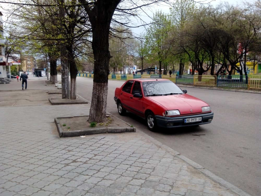 Счастливчик: на проспекте Поля машина врезалась в столб 1