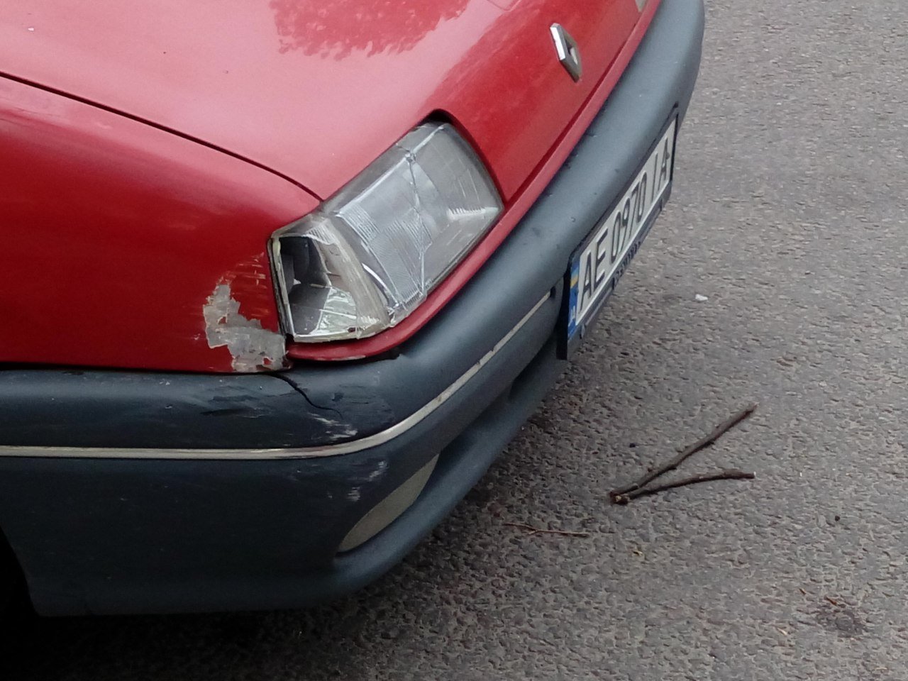 Счастливчик: на проспекте Поля машина врезалась в столб 3