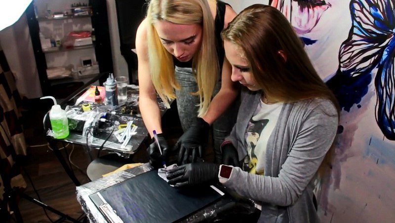 Меняем профессию: один день из жизни тату-мастера 7