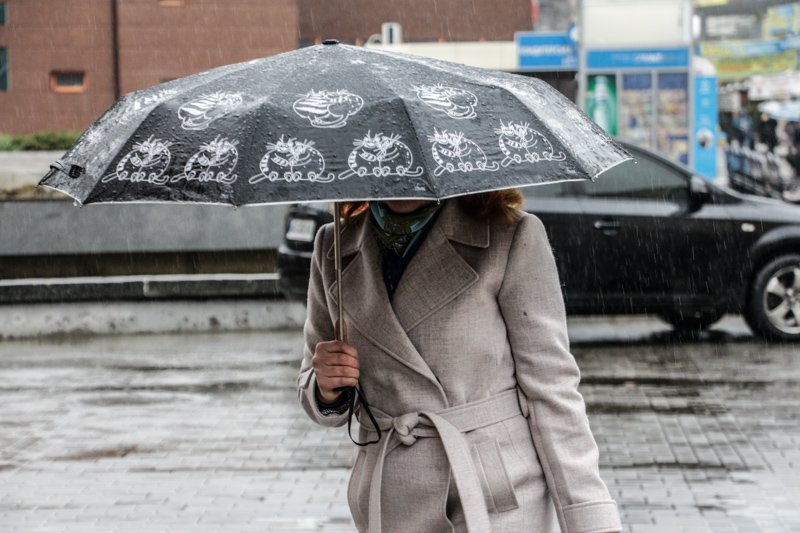 Не забудьте зонт: в Днепр вернулись холод и дождь со снегом 23