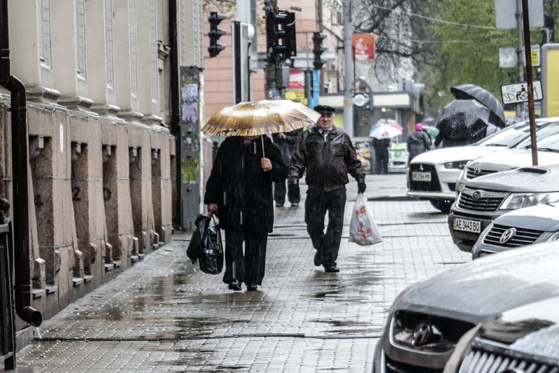 Не забудьте зонт: в Днепр вернулись холод и дождь со снегом 29