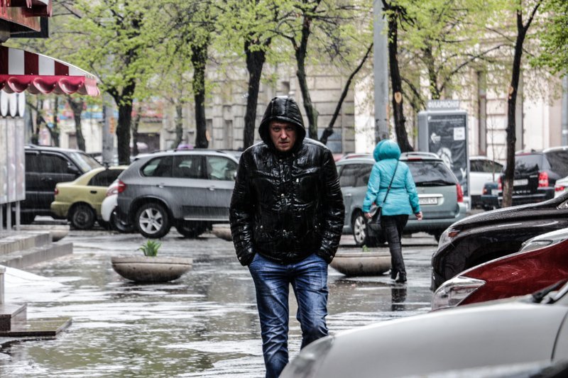 Не забудьте зонт: в Днепр вернулись холод и дождь со снегом 31
