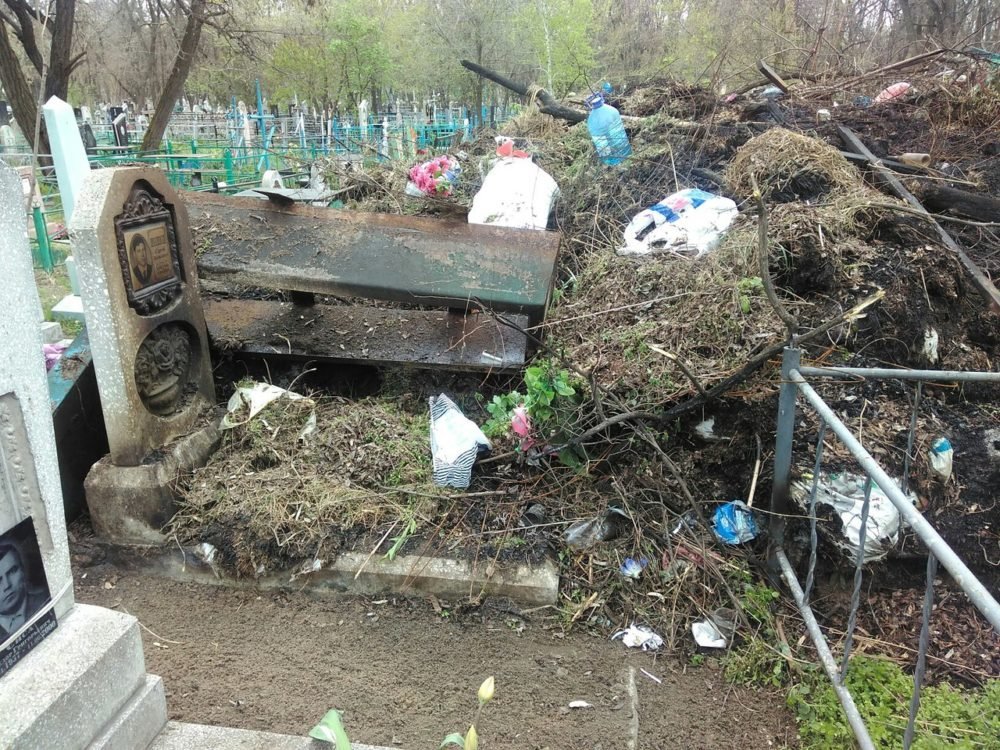 Вандализм в доме мертвых: неизвестные подожгли могилы на кладбище Клочко-6 1