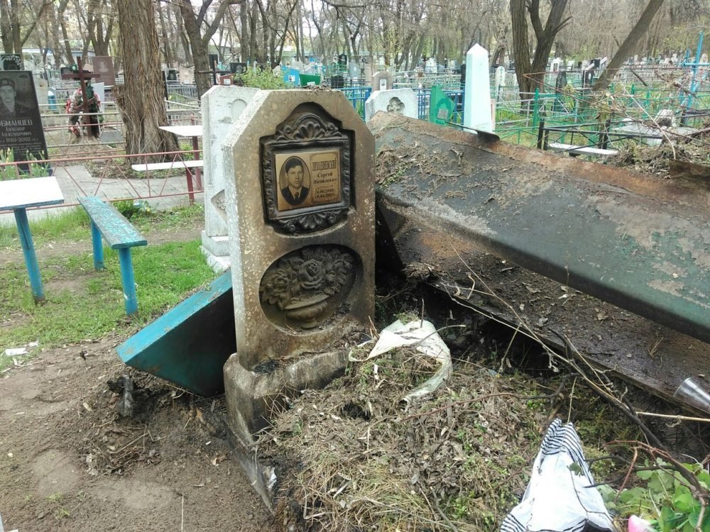 Вандализм в доме мертвых: неизвестные подожгли могилы на кладбище Клочко-6 2
