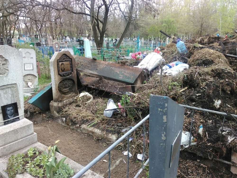Вандализм в доме мертвых: неизвестные подожгли могилы на кладбище Клочко-6 3