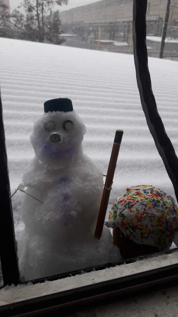 Днепр заполнился апрельскими снеговиками 1