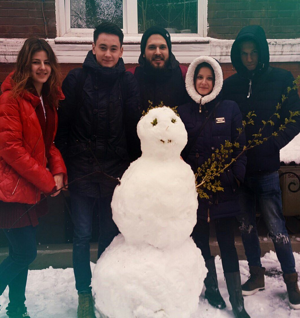 Днепр заполнился апрельскими снеговиками 7