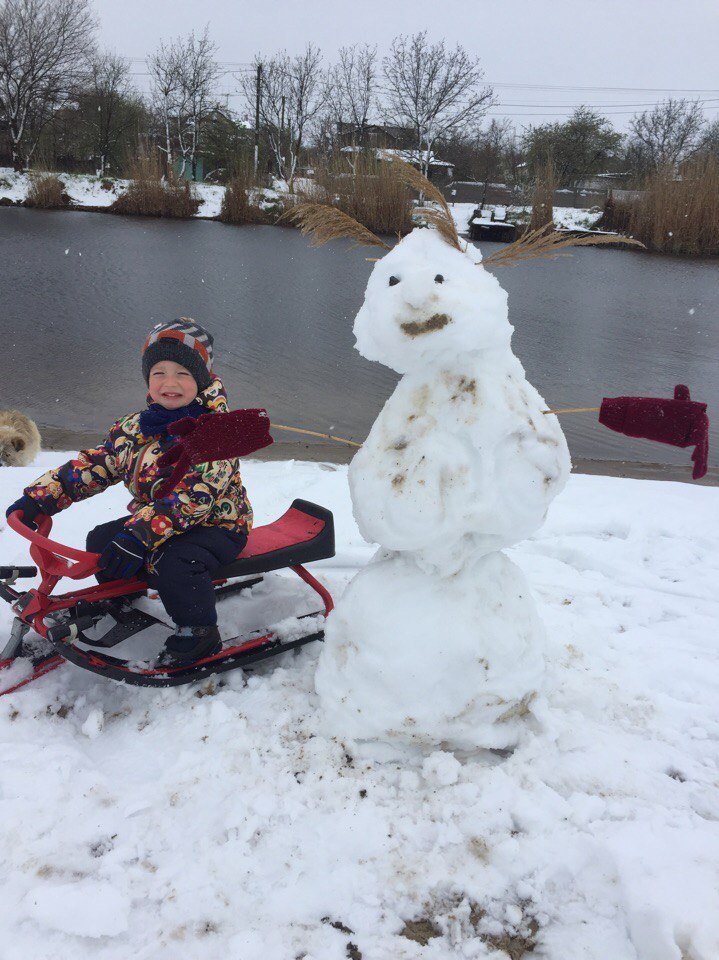 Днепр заполнился апрельскими снеговиками 8