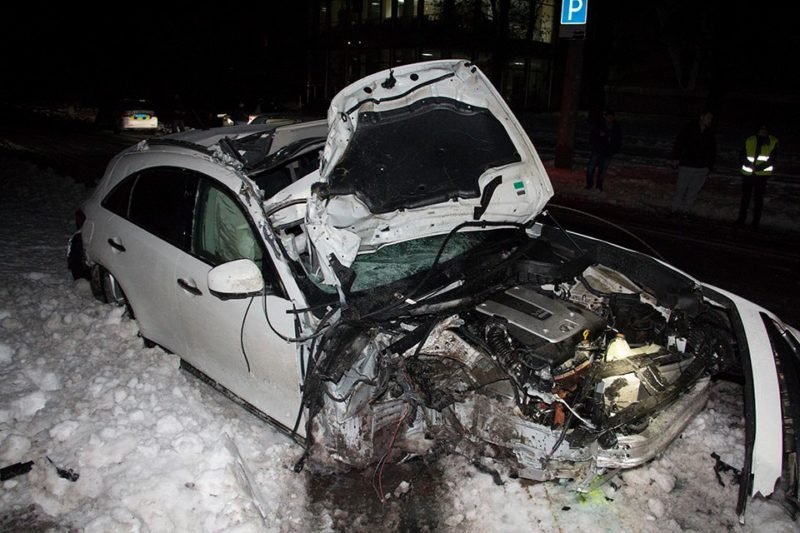 Форсаж по-днепровски: на Поля водитель Infiniti влетел в столб и сбежал с места ДТП 1