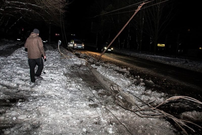 Форсаж по-днепровски: на Поля водитель Infiniti влетел в столб и сбежал с места ДТП 3