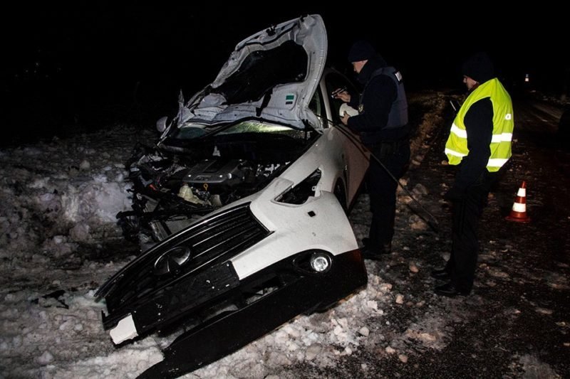 Форсаж по-днепровски: на Поля водитель Infiniti влетел в столб и сбежал с места ДТП 5