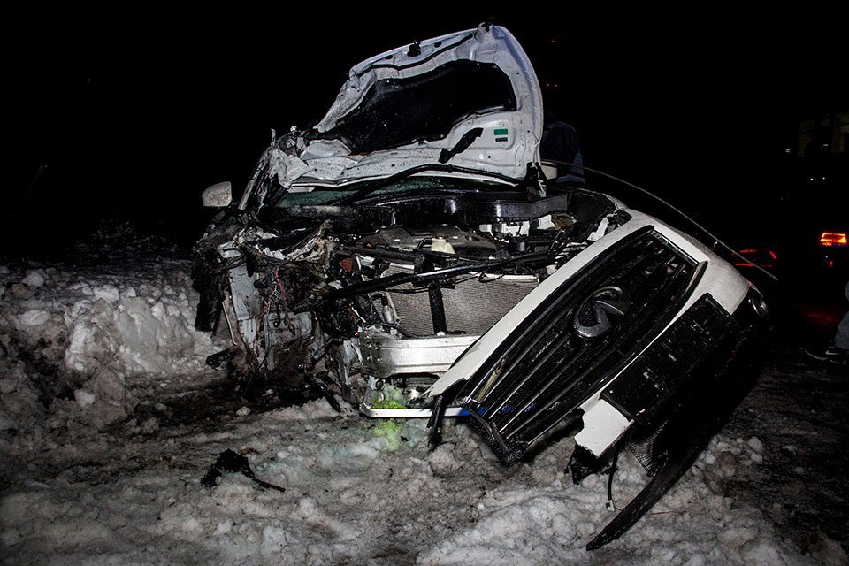 Форсаж по-днепровски: на Поля водитель Infiniti влетел в столб и сбежал с места ДТП 7