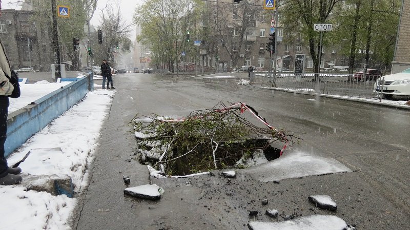 Осторожно, яма-ловушка: в центре Днепра провалился асфальт 2