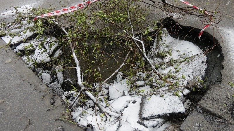 Осторожно, яма-ловушка: в центре Днепра провалился асфальт 3