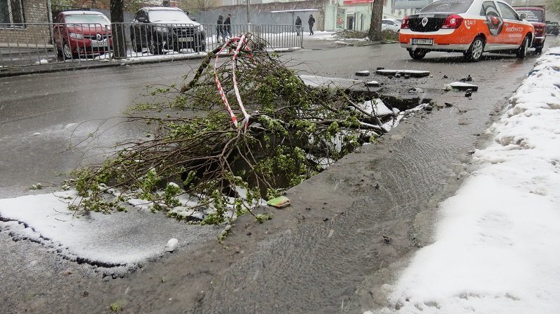 Осторожно, яма-ловушка: в центре Днепра провалился асфальт 5