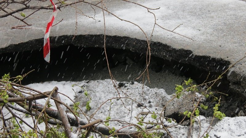 Осторожно, яма-ловушка: в центре Днепра провалился асфальт 6