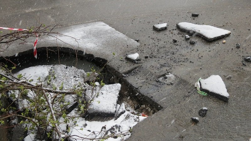 Осторожно, яма-ловушка: в центре Днепра провалился асфальт 7