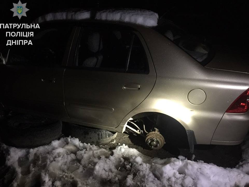 Полицейские Днепра поймали вора шин "на горячем" 2