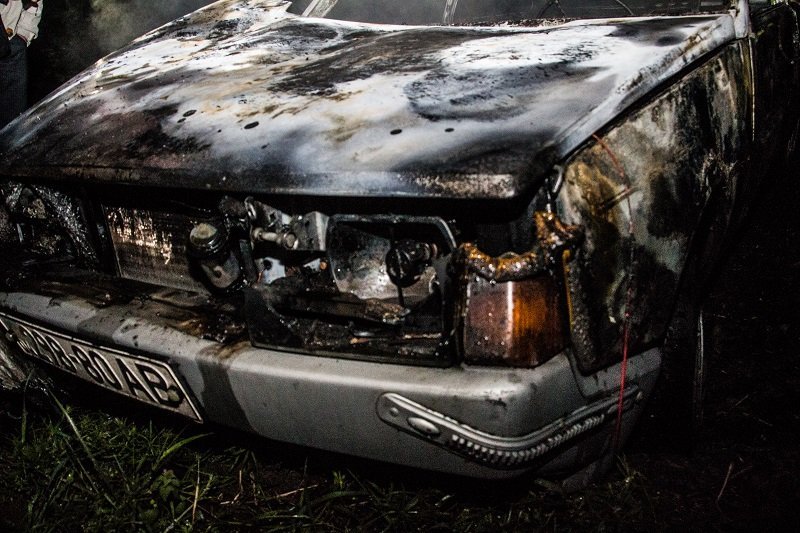 Ночной пожар: на Победе сгорел автомобиль 2