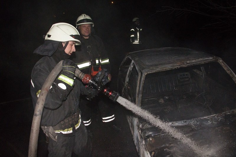 Ночной пожар: на Победе сгорел автомобиль 6