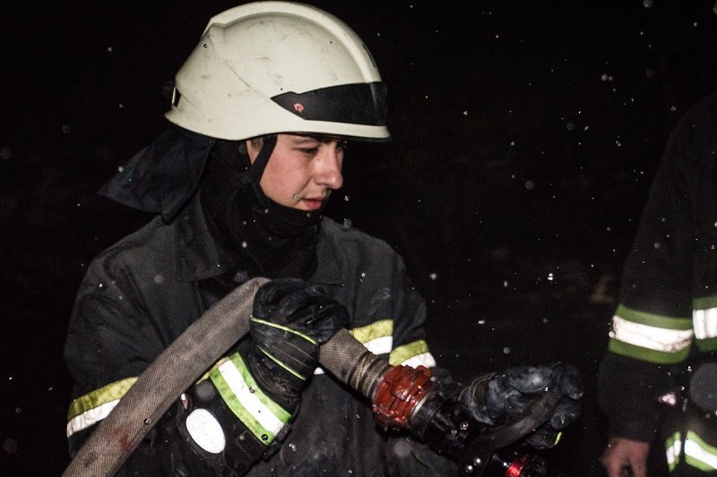 Ночной пожар: на Победе сгорел автомобиль 7