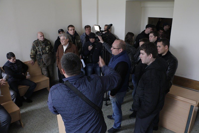 Крики, полиция и толпа людей: что происходило в Бабушкинском суде Днепра 3