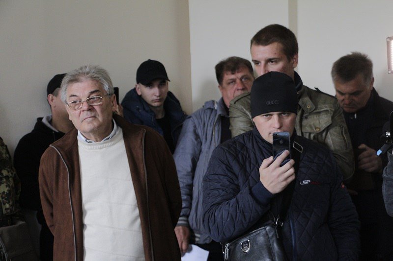 Крики, полиция и толпа людей: что происходило в Бабушкинском суде Днепра 6