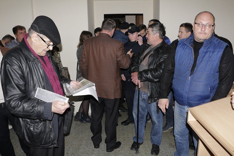 Крики, полиция и толпа людей: что происходило в Бабушкинском суде Днепра 7