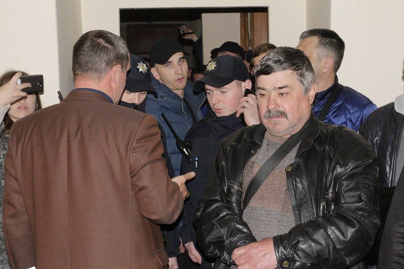 Крики, полиция и толпа людей: что происходило в Бабушкинском суде Днепра 8