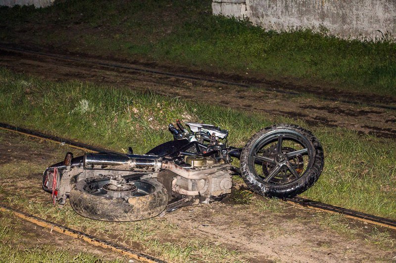 Смертельное ДТП на Любарского: мотоциклист вылетел с дороги 4