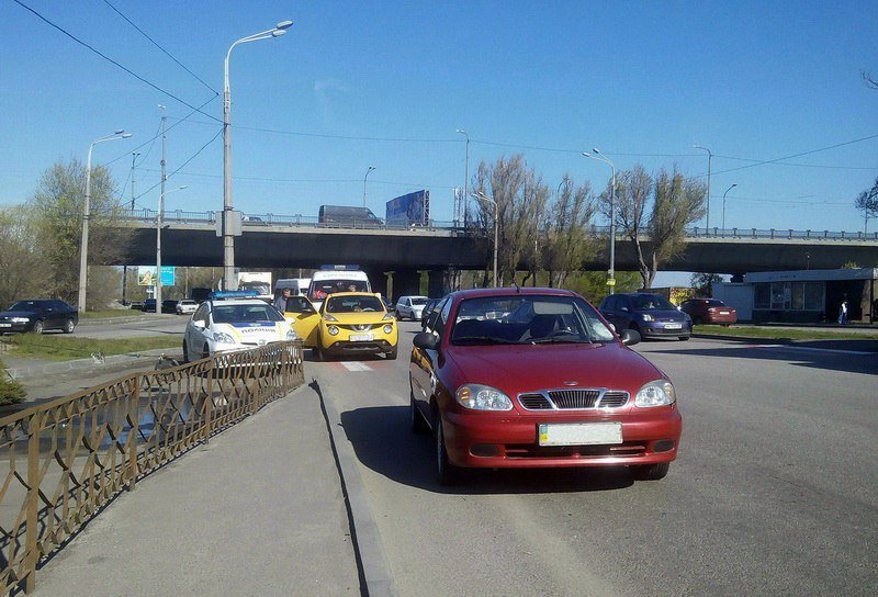 Возле Кайдакского моста на пешеходном переходе автомобиль сбил девушку 1