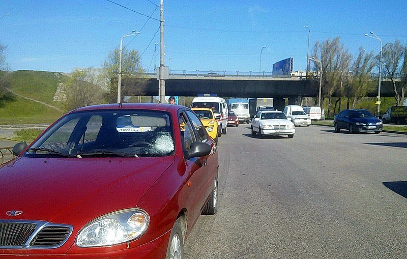 Возле Кайдакского моста на пешеходном переходе автомобиль сбил девушку 2