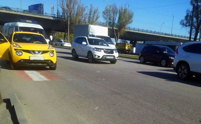 Возле Кайдакского моста на пешеходном переходе автомобиль сбил девушку 3