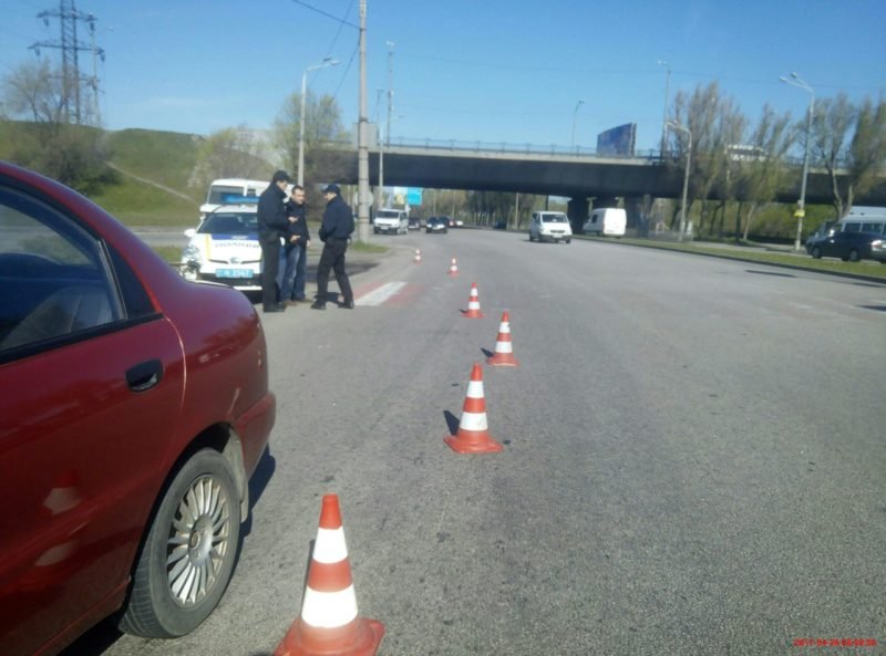 Возле Кайдакского моста на пешеходном переходе автомобиль сбил девушку 5