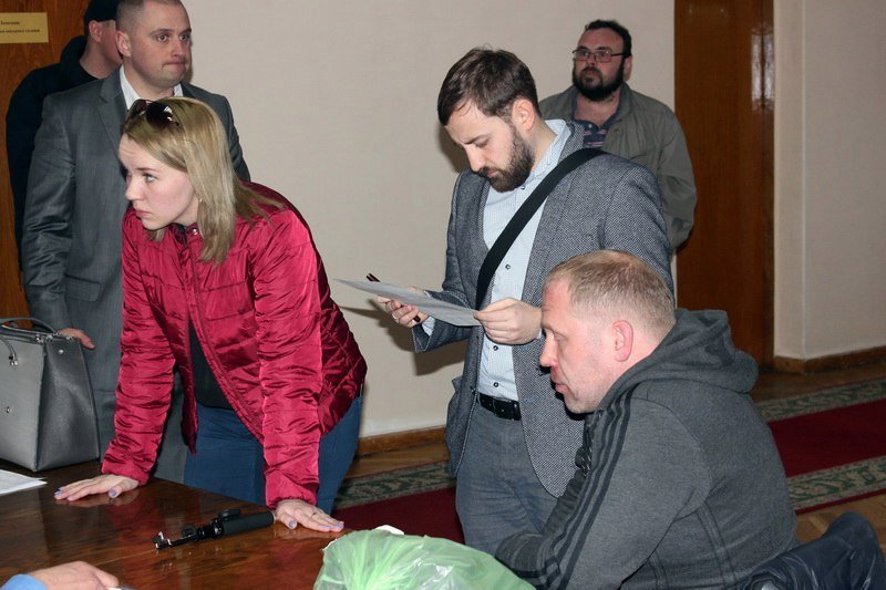 Скорая у горсовета и порванный пиджак: заместитель Бориса Филатова подрался с экс-директором ЖЭКа 5