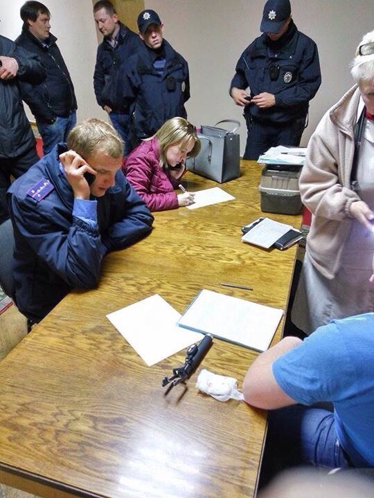 Скорая у горсовета и порванный пиджак: заместитель Бориса Филатова подрался с экс-директором ЖЭКа 7