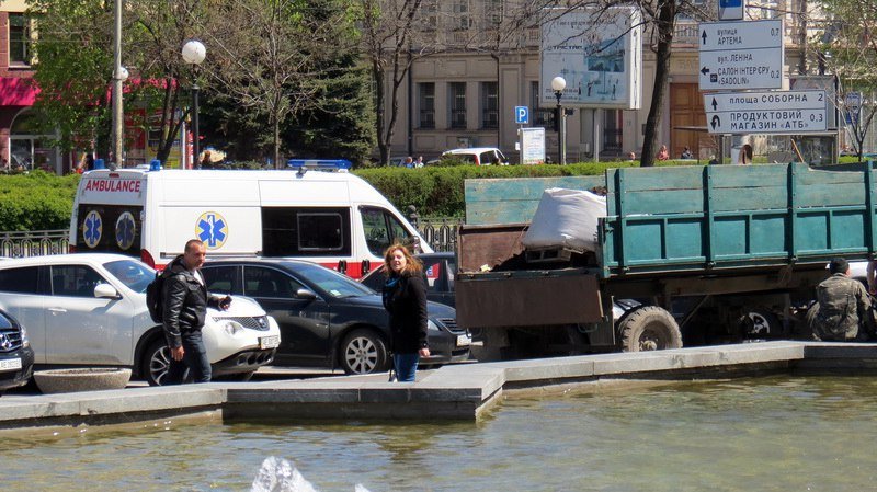 Скорая у горсовета и порванный пиджак: заместитель Бориса Филатова подрался с экс-директором ЖЭКа 11
