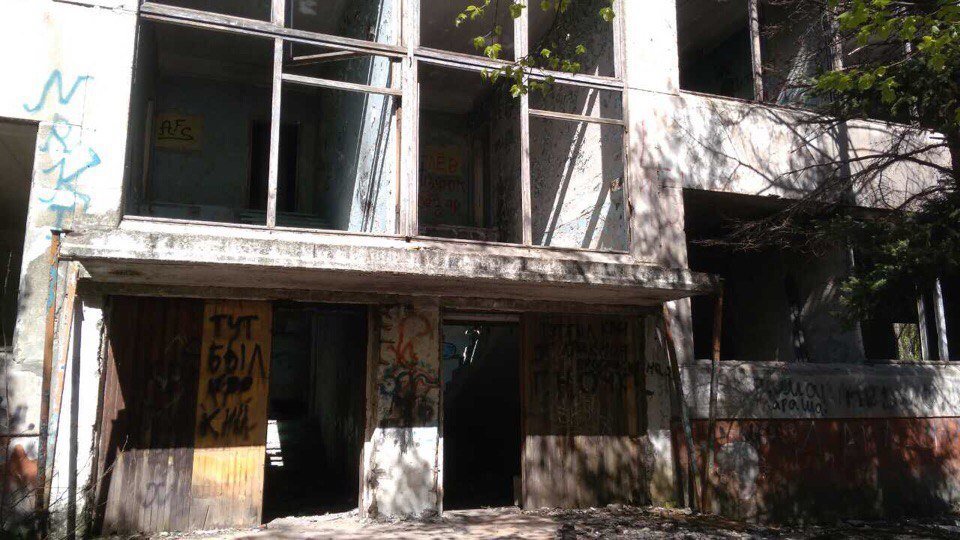 В Днепре в заброшенном садике мужчина выстрелил себе в голову из обреза 1