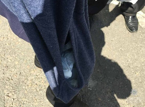 В Днепре возле "Озерки" полиция задержала мужчину с боевой гранатой 1