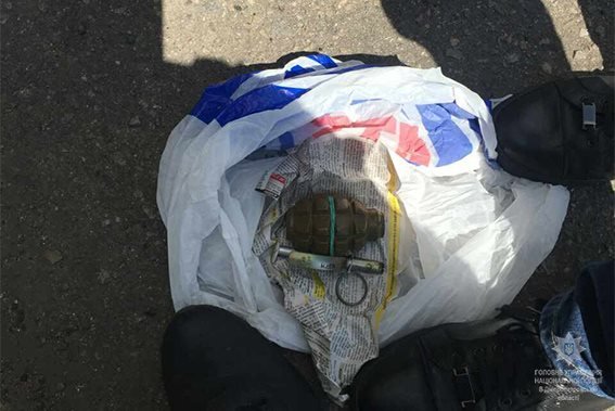 В Днепре возле "Озерки" полиция задержала мужчину с боевой гранатой 2