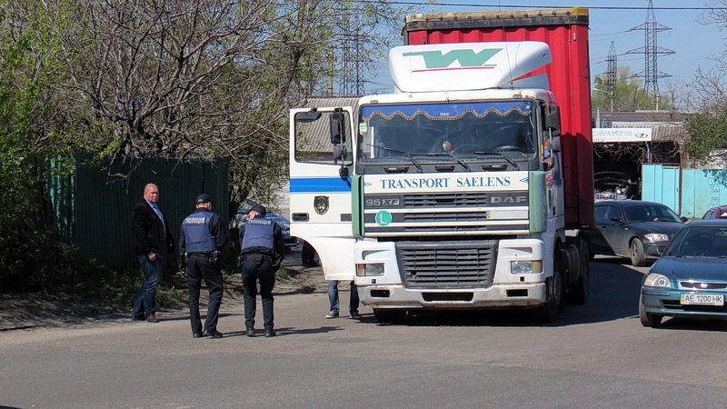 ДТП на виадуке: столкнулись фура и легковой автомобиль 1