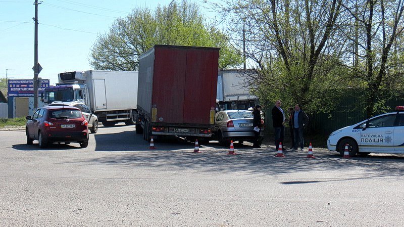 ДТП на виадуке: столкнулись фура и легковой автомобиль 2